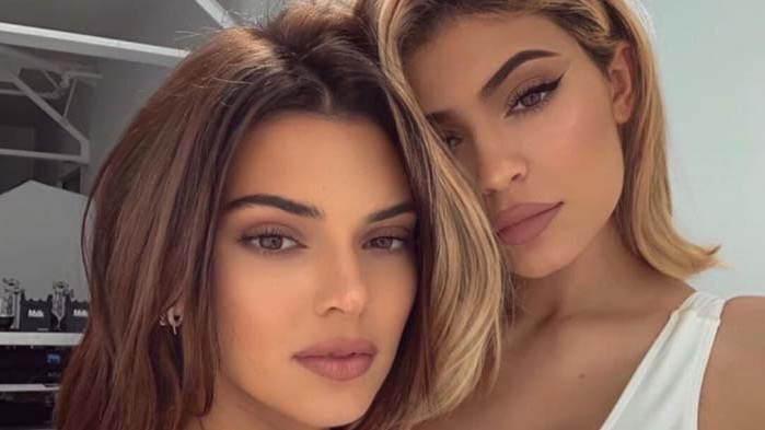 Секси фотосесията на Кендъл и Кайли Дженър